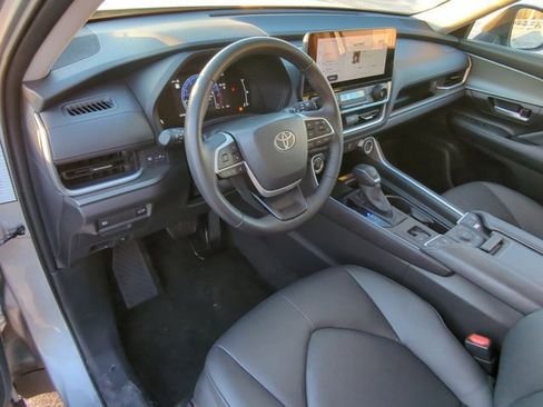 Certified 2025 Toyota Grand Highlander XLE image 9