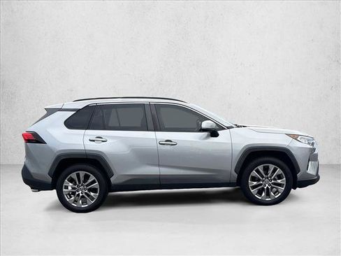 Used 2020 Toyota RAV4 XLE Premium FWD image 4