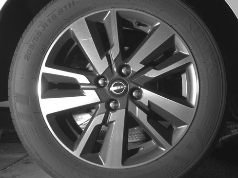 Used 2025 Nissan Versa SV FWD image 18