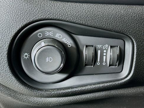 Used 2019 Jeep Renegade Limited image 16