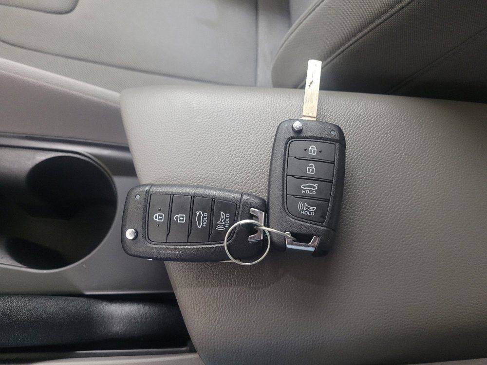 Used 2024 Hyundai Elantra SE FWD image 32