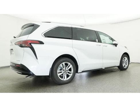 New 2026 Toyota Sienna Limited image 25