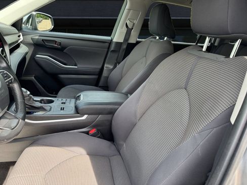Used 2023 Toyota Highlander LE FWD image 2
