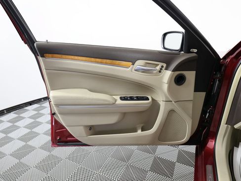 Used 2014 Chrysler 300 C RWD image 12