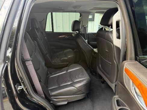 Used 2015 Cadillac Escalade Luxury AWD/4WD image 7
