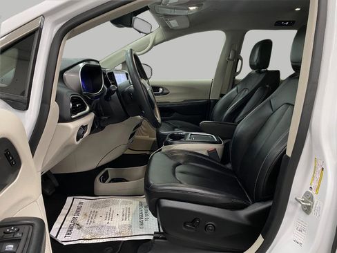 Used 2024 Chrysler Pacifica Touring-L image 26