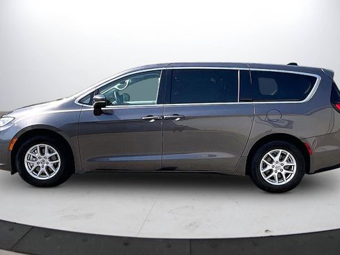 Certified 2023 Chrysler Pacifica Touring-L FWD image 6