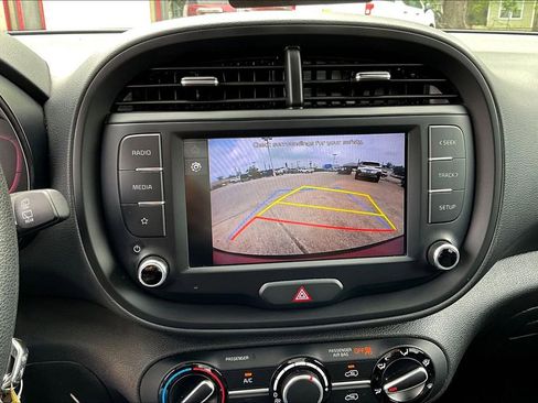 Used 2025 Kia Soul LX w/ LX Technology Package FWD image 14