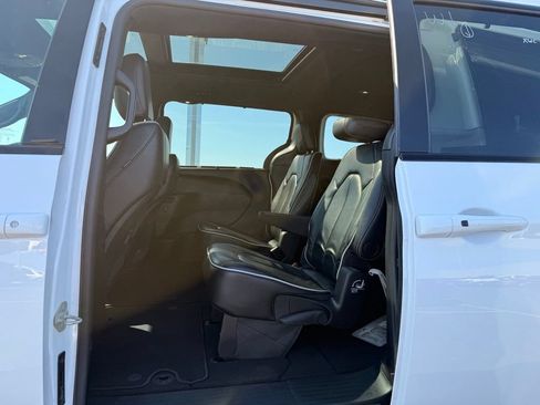 Used 2025 Chrysler Pacifica Limited FWD image 7