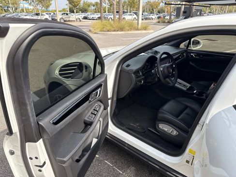 Certified 2022 Porsche Macan image 45