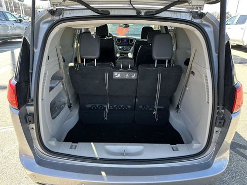 Used 2017 Chrysler Pacifica Touring-L image 6