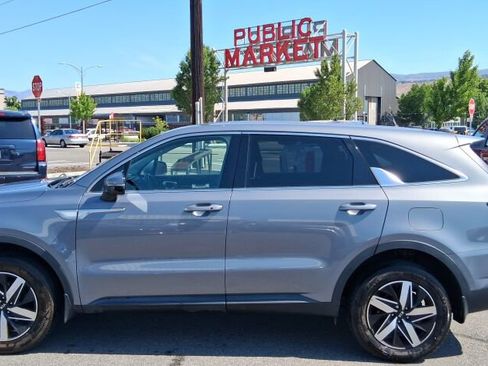 Used 2021 Kia Sorento LX AWD/4WD image 2