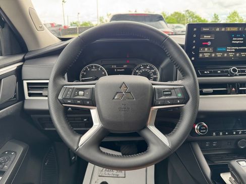 Used 2025 Mitsubishi Outlander SE FWD image 15