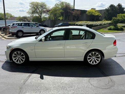 Used 2011 BMW 328i xDrive Sedan AWD/4WD image 9