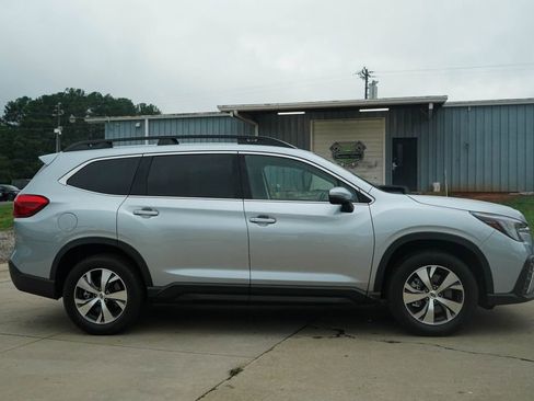 Used 2023 Subaru Ascent Premium AWD/4WD image 3