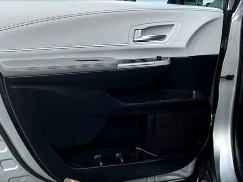 Used 2025 Toyota Sienna XLE FWD image 18