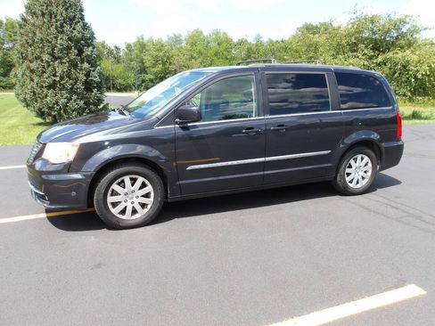 Used 2013 Chrysler Town & Country Touring FWD image 1