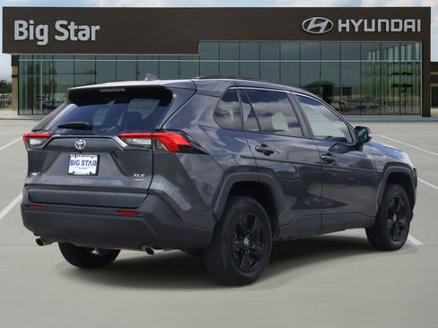 Used 2022 Toyota RAV4 XLE AWD/4WD image 4