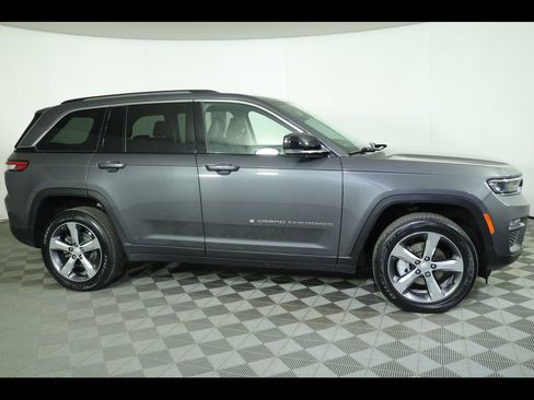 Used 2022 Jeep Grand Cherokee Limited image 12