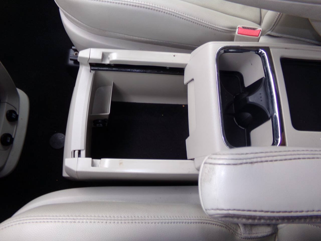 Used 2013 Chrysler Town & Country Touring FWD image 61
