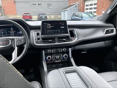 Used 2024 GMC Yukon SLT w/ SLT Premium Package image 19