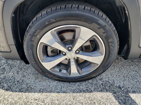 Used 2019 Jeep Cherokee Limited FWD image 12