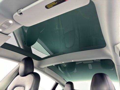 Used 2021 Tesla Model 3 Performance image 12