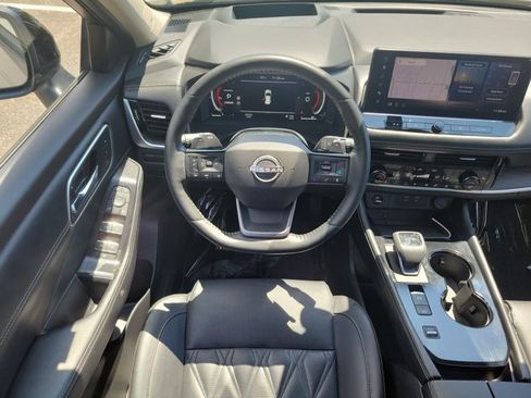 Used 2025 Nissan Rogue Platinum w/ Platinum Premium Package FWD image 11