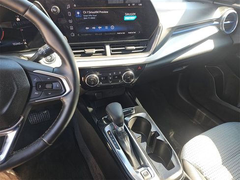 Used 2025 Chevrolet Trax LT w/ LT Convenience Package image 20