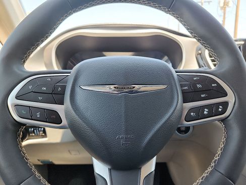 Used 2024 Chrysler Pacifica Limited FWD image 19
