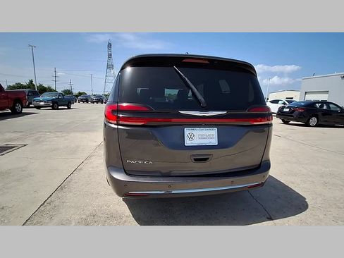 Used 2023 Chrysler Pacifica Touring-L FWD image 45