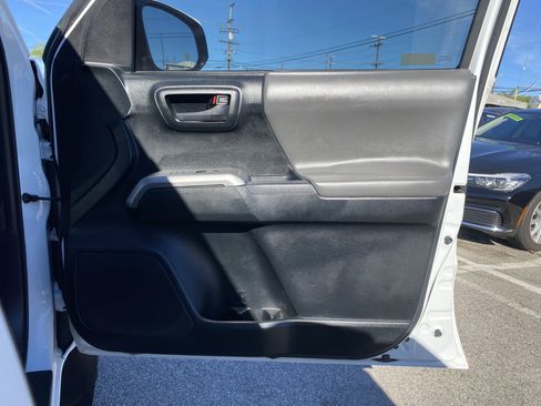 Used 2017 Toyota Tacoma TRD Sport RWD image 24