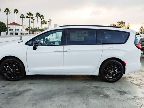 New 2026 Chrysler Pacifica Limited w/ S Appearance Package image 14