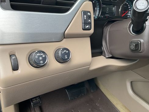 Used 2017 GMC Yukon SLT w/ Premium Edition AWD/4WD image 39