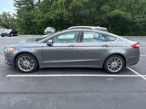 Used 2014 Ford Fusion SE w/ Equipment Group 202A FWD image 2