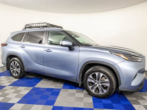 Used 2024 Toyota Highlander XLE FWD image 2