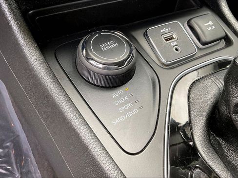 Used 2023 Jeep Cherokee Altitude Lux AWD/4WD image 29