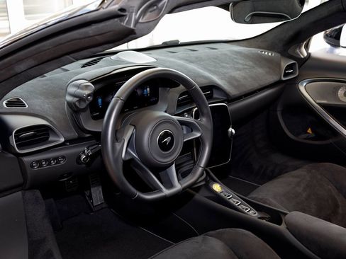 Used 2025 McLaren Artura Spider image 22