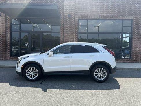 Used 2022 Cadillac XT4 Luxury w/ Cold Weather Package FWD image 3