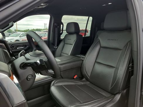 Used 2025 GMC Yukon XL Denali AWD/4WD image 12