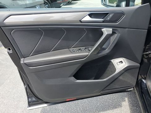Used 2024 Volkswagen Tiguan SE w/ Panoramic Sunroof Package FWD image 20