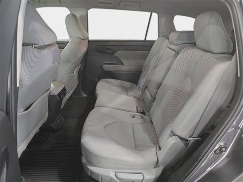 Used 2022 Toyota Highlander LE image 12