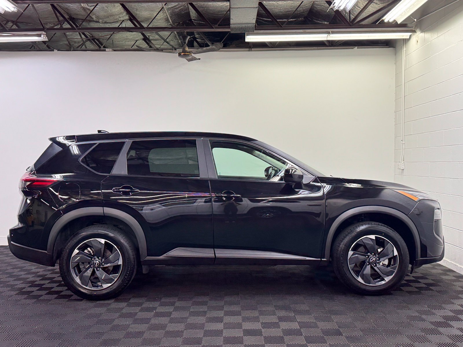 Certified 2025 Nissan Rogue SV AWD/4WD image 5