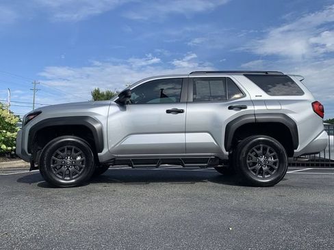 Used 2025 Toyota 4Runner SR5 AWD/4WD image 5