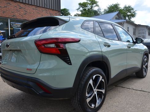 Used 2024 Chevrolet Trax RS FWD image 4