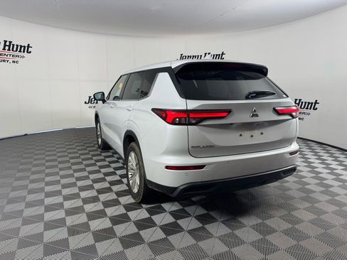 Used 2022 Mitsubishi Outlander ES image 8