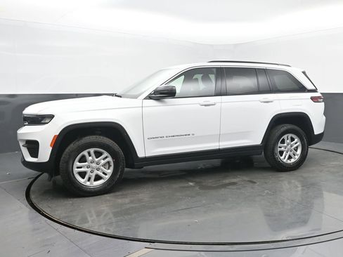 Used 2024 Jeep Grand Cherokee Laredo w/ Luxury Tech Group I AWD/4WD image 2