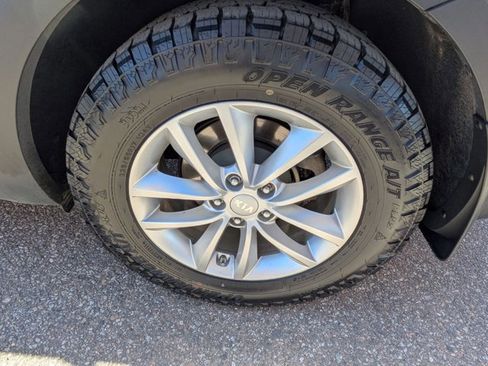 Used 2018 Kia Sorento LX image 9