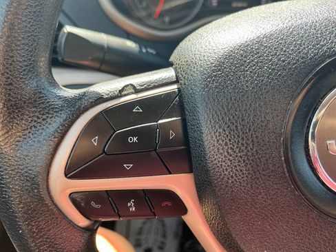 Used 2018 Jeep Cherokee Latitude AWD/4WD image 18