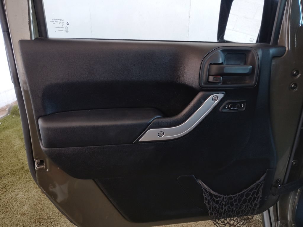 Used 2015 Jeep Wrangler Unlimited Rubicon w/ Connectivity Group AWD/4WD image 21